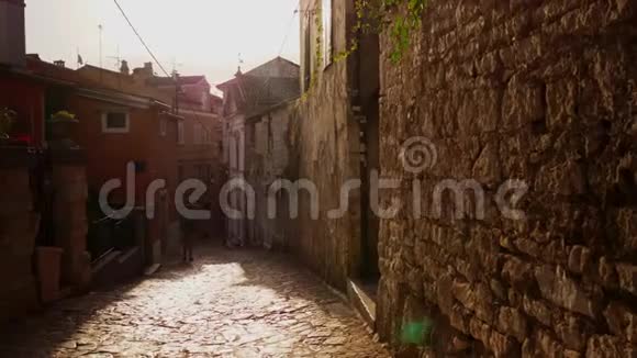 克罗地亚Rovinj的狭窄街道视频的预览图