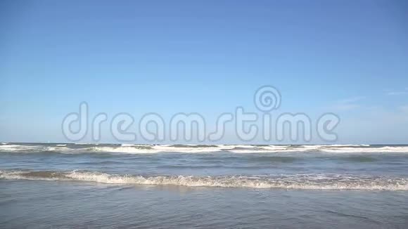 波浪近岸阳光照水里海浪被如画的白色海岸冲刷着视频的预览图