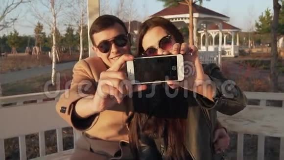 爱的情侣在大街上自拍iphone股票视频视频的预览图
