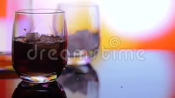 玻璃和酒精在发光背景上的图像视频的预览图