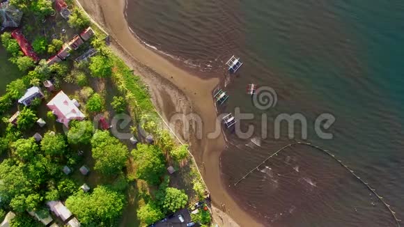 在一个温和的热带岛屿度假海岸上的日出顶部乡村景色视频的预览图