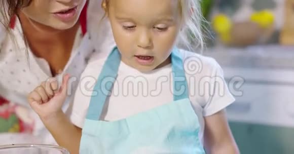 小女孩吃完自制的浆果派视频的预览图