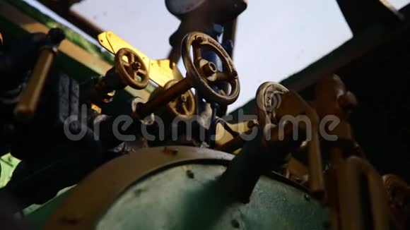 蒸汽列车压力表管道和水龙头阀门的关闭视频的预览图