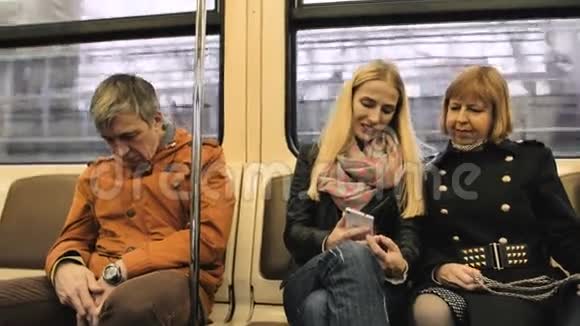 坐地铁睡觉的人视频的预览图