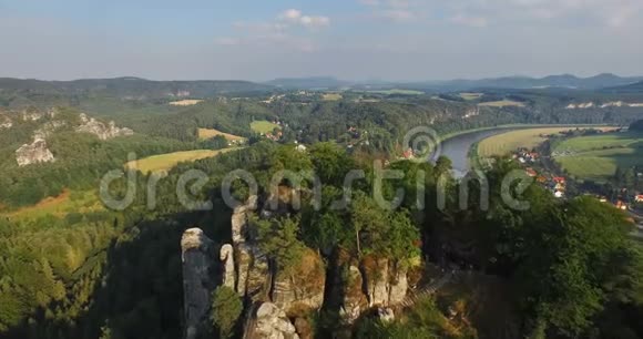 在阳光明媚的一天鸟瞰德国巴斯泰河畔的壮丽全景视频的预览图