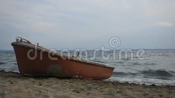 沙滩上的船背景是波浪视频的预览图