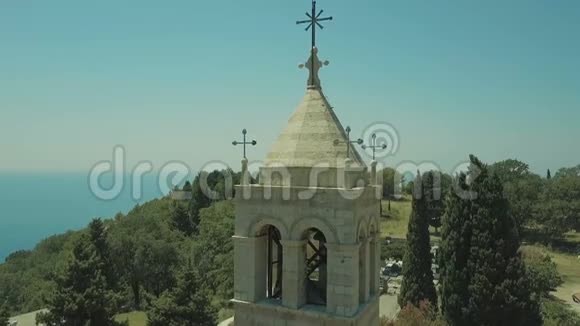 空中观景天主教大教堂塔是由海滨的白石制成的视频的预览图