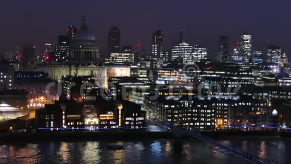 商务中心城市景观与河泰晤士河在伦敦英国夜间视频的预览图