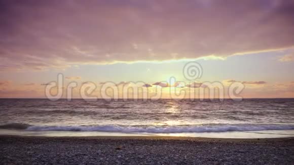 日落时美丽的热带海滩视频的预览图