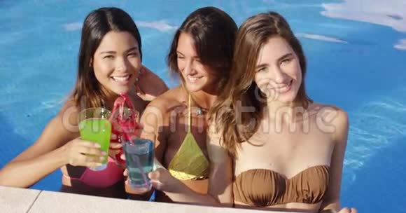 三个快乐的女性朋友庆祝视频的预览图