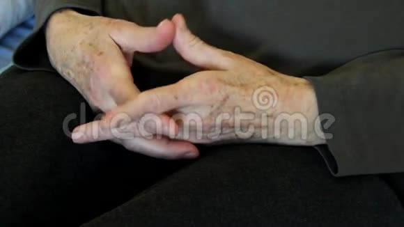手的老妇人视频的预览图
