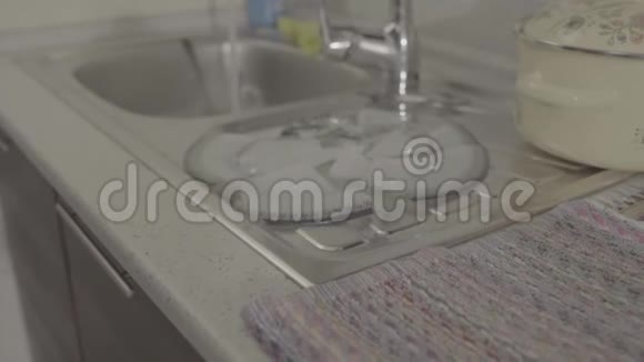 厨房里有一个坏盘子水从水龙头里流出来视频的预览图