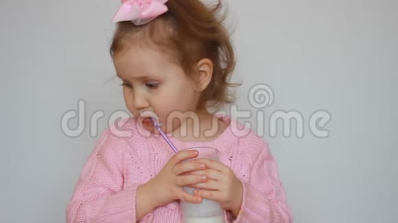 孩子喝牛奶饮料凯菲冰沙鸡尾酒酸奶一个漂亮的小女孩手里拿着杯子视频的预览图