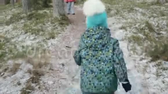 小女儿高兴地朝她妈妈跑去斯坦迪卡姆视频的预览图