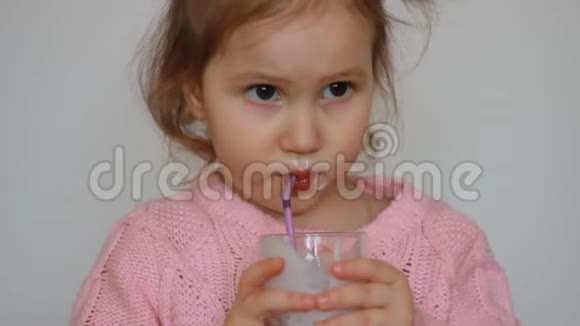 孩子喝牛奶饮料凯菲冰沙鸡尾酒酸奶一个漂亮的小女孩手里拿着杯子视频的预览图
