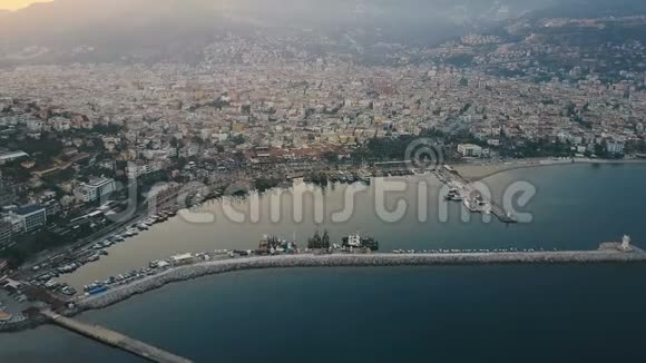 带码头的山城堡和海滨城市的鸟瞰图视频的预览图