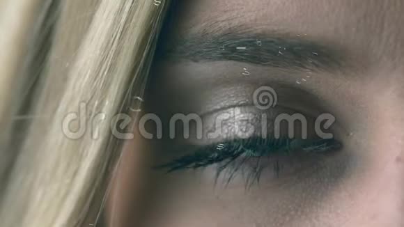 有蓝眼睛和带电路的数字锁的女人视频的预览图