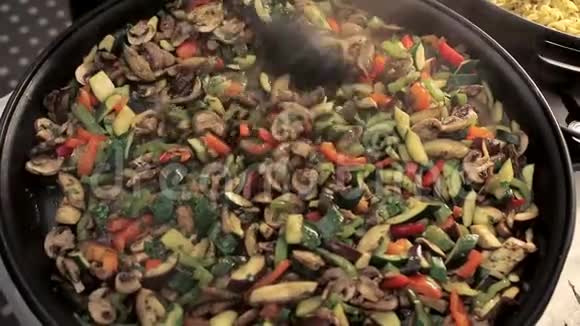 美味的平底锅炒着五颜六色的新鲜蔬菜正在准备中视频的预览图