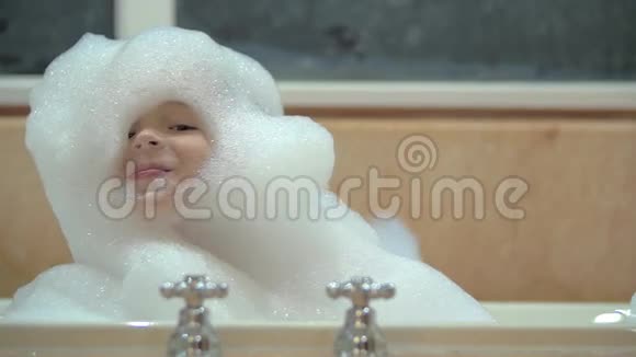 泡沫洗澡的快乐孩子视频的预览图