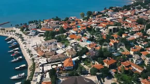 地中海附近老海岸城市橙色屋顶的鸟瞰图视频的预览图