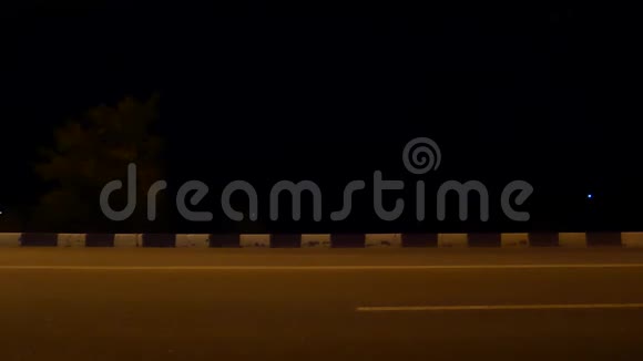 道路上夜间交通车通行照亮道路视频的预览图