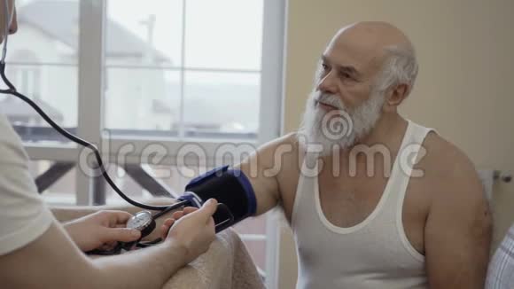 医生用眼压计检查老年人脉搏视频的预览图