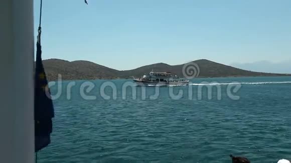 沿希腊海岸的海上航行视频的预览图