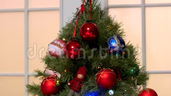 圣诞树上的圣诞装饰品很近视频的预览图