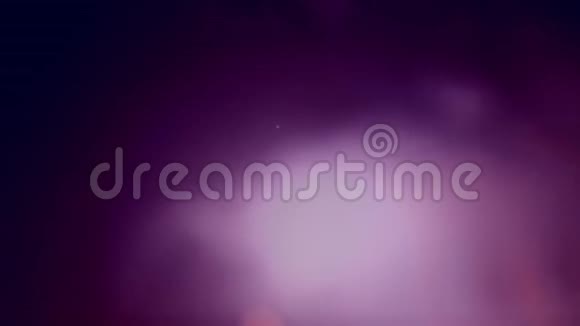 夜间放焦烟花的运动背景与彩色燃烧火花视频的预览图