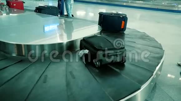 机场传送带上的手提箱视频的预览图