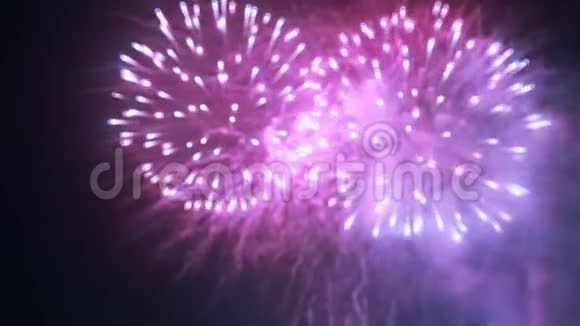 夜间放焦烟花的运动背景与彩色燃烧火花视频的预览图