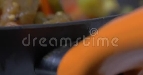 在锅里混合炖菜视频的预览图