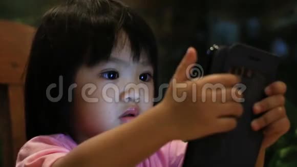 带手机的婴儿视频的预览图