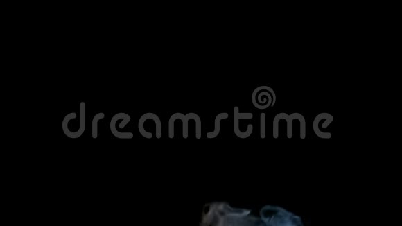 黑色背景下的烟雾视频的预览图