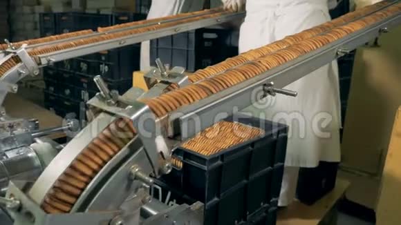工厂生产双饼干的过程视频的预览图