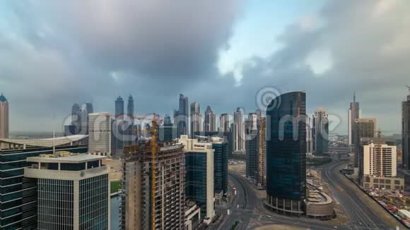 迪拜商务湾塔楼清晨空中延时视频的预览图