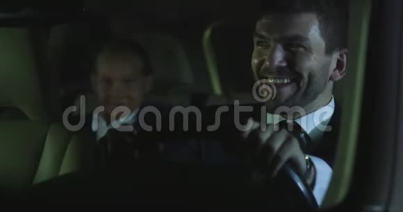 女孩和男人晚上开车聊天视频的预览图