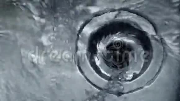黑色物质洗涤下水槽视频的预览图