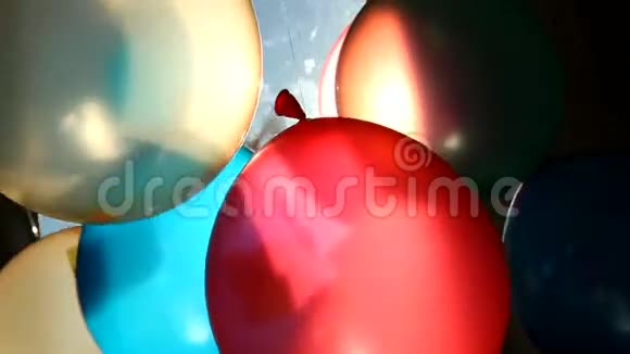 带有微笑幸福概念的彩色气球视频的预览图