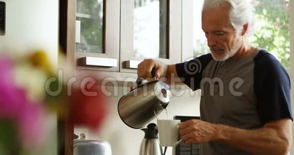 准备厨房咖啡的老人视频的预览图