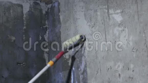 工人用油漆滚筒粉刷墙壁视频的预览图