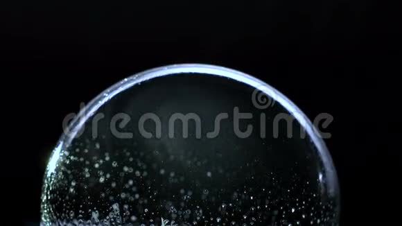冰冻的泡泡里面飘着雪花寒假的背景视频的预览图