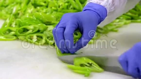 一位厨师正在切青椒视频的预览图