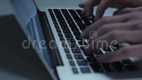 关闭人在笔记本电脑键盘上输入文字视频的预览图
