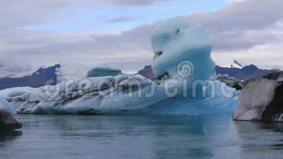 冰岛约库萨隆冰川湖上漂浮的冰块视频的预览图