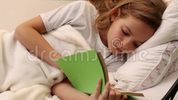 年轻女孩在床上看书视频的预览图