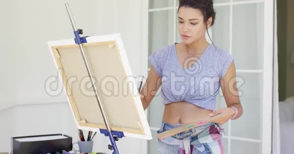 严肃的年轻女艺术家在户外画画视频的预览图