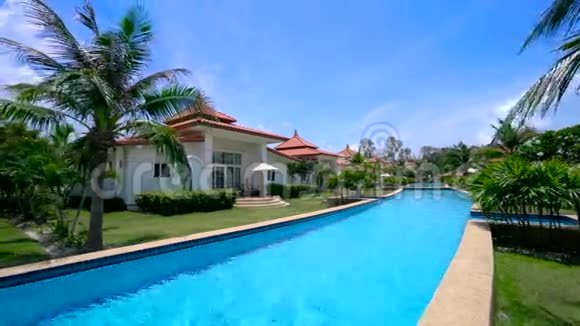 豪华别墅与游泳游泳在私人游泳池视频的预览图