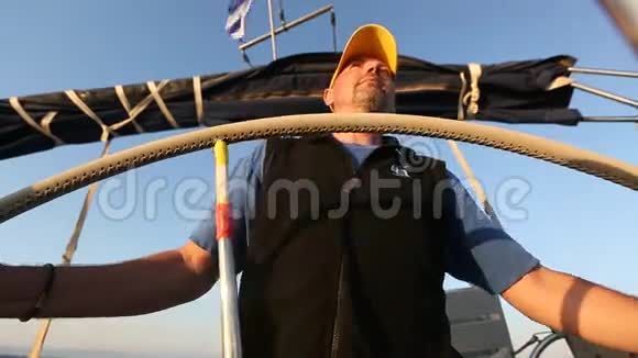 水手船长管理帆船在雷加塔比赛在公海体育运动视频的预览图