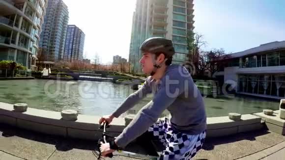 在城里骑自行车的人视频的预览图